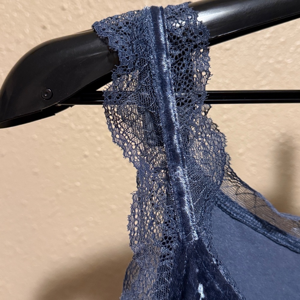 Mystree crushed velvet Navy Lace-Trimmed Top camisole women’s medium - Picture 3 of 5